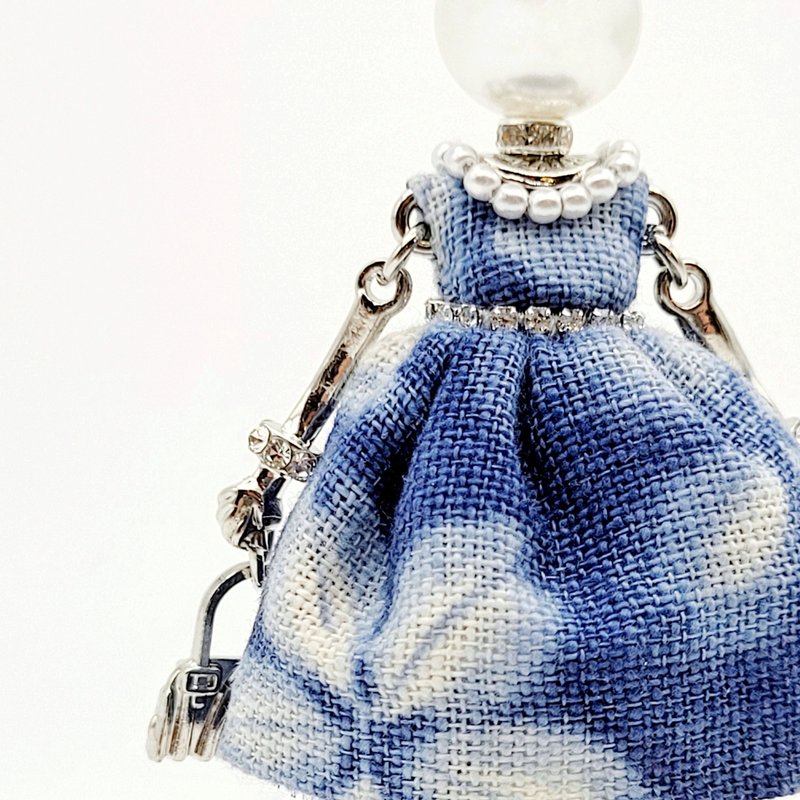 【手工著衣×手工藍染布】項鍊吊墜/包包掛飾/手機吊飾 #1519 - 吊飾/掛飾 - 其他金屬 多色