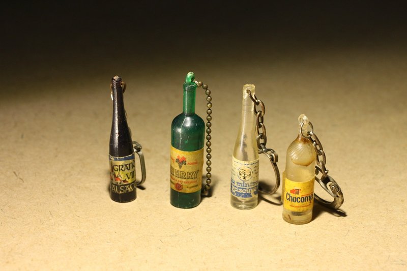 購自荷蘭 20 世紀中後期老件 四種酒與飲品玻璃瓶造型 古董鑰匙圈 - 鑰匙圈/鑰匙包 - 塑膠 透明