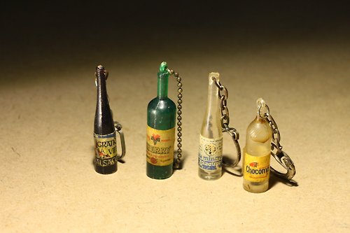 WAREHOUSE66 原創皮革設計品與老件小物 購自荷蘭 20 世紀中後期老件 四種酒與飲品玻璃瓶造型 古董鑰匙圈