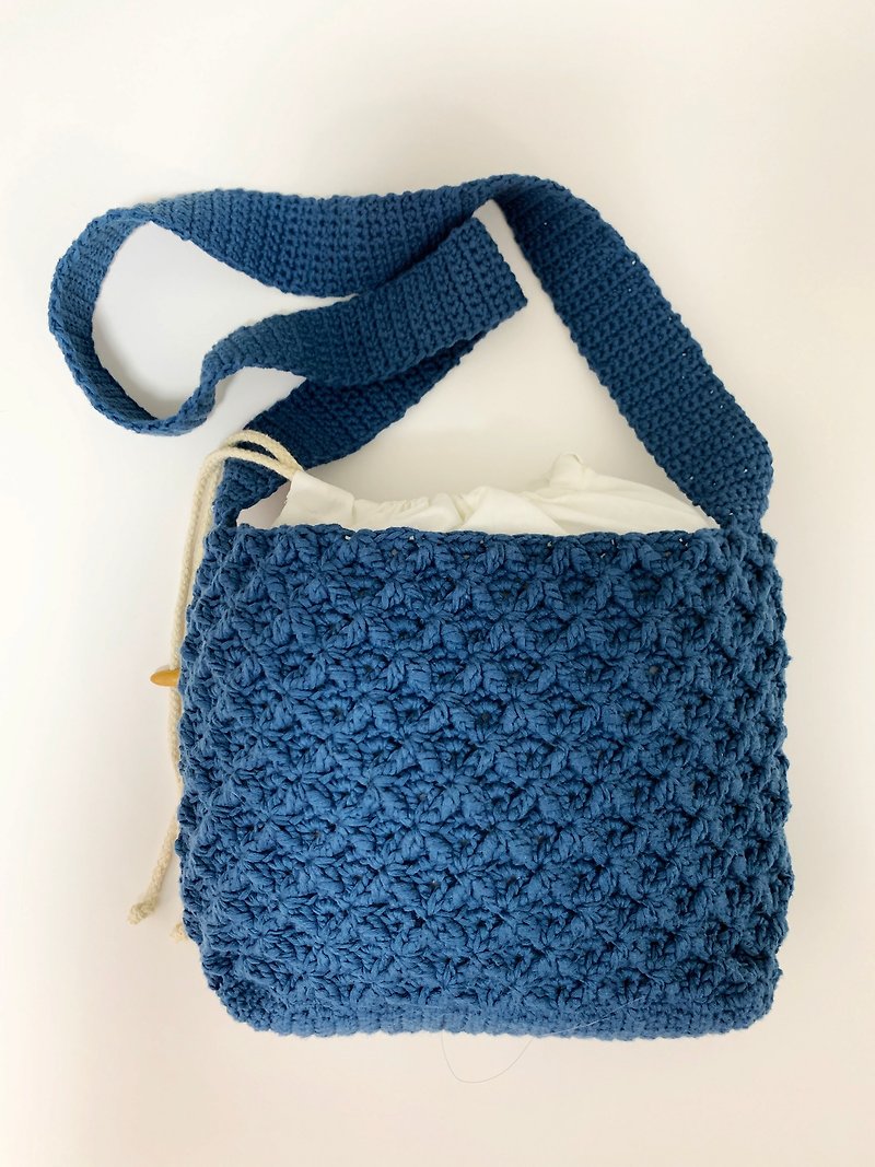かぎ針編み立体柄斜めバッグ - ショルダーバッグ - コットン・麻 ブルー