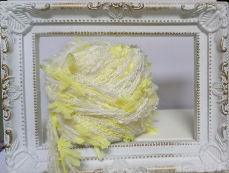 Aligning thread - Knitting, Embroidery, Felted Wool & Sewing - Polyester Yellow
