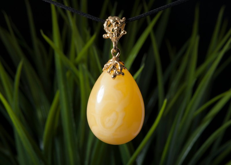 Unique Baltic Yellow Amber Coral Pendant - Handcrafted Natural Stone Jewelry - สร้อยคอ - เครื่องประดับพลอย สีเหลือง