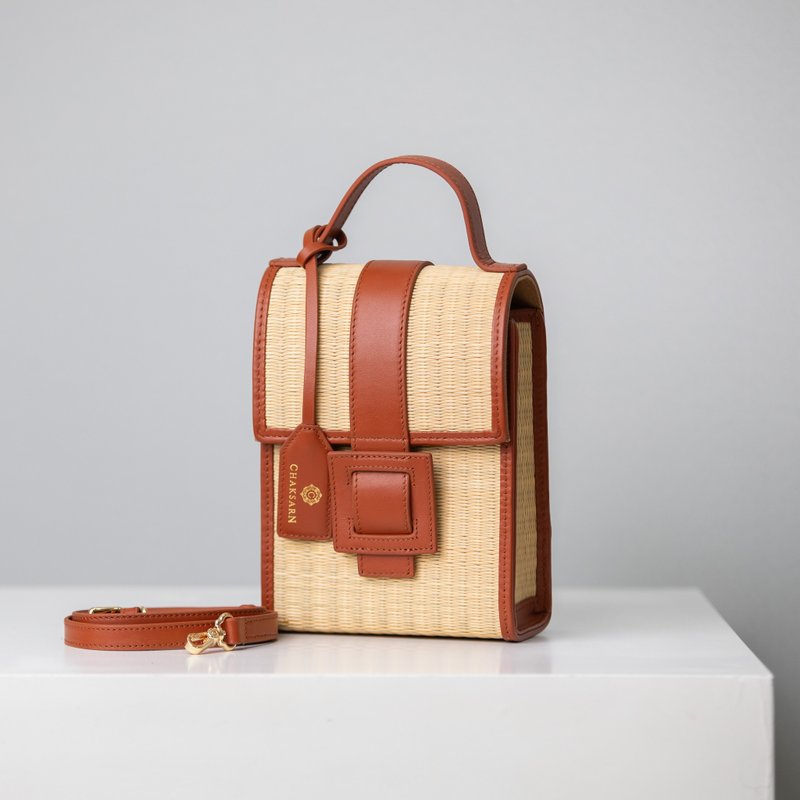 Small Crossbody Bag from Woven Straw and Genuine Leather - 手提包/手提袋 - 真皮 咖啡色