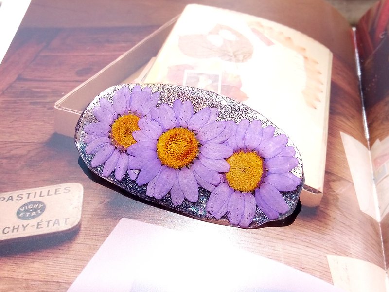 Annysワークショップ手作りジュエリー、花のヘアクリップ、紫色の白いガーベラ - ヘアアクセサリー - レジン パープル