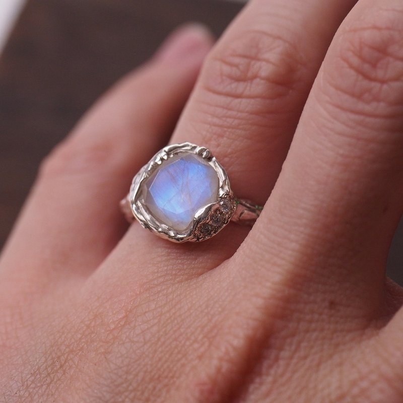月光石手工純銀戒指 六月誕生石 Moonstone Handmade Ring - 戒指 - 半寶石 藍色