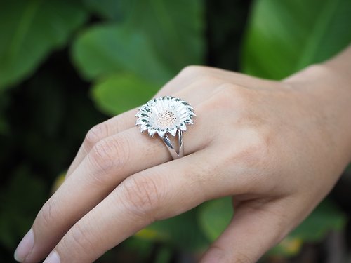 jeweltrove Daisy two-tone adjustable sterling silver ring