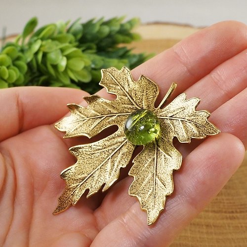 AGATIX Gold Maple Leaf Brooch Forest Woodland Botanical Olive Green Glass Pin Jewelry