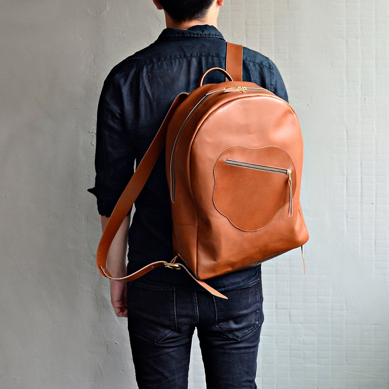 [Falling maple leaves after the rain] Cowhide zipper backpack caramel color vegetable tanned leather travel abroad - กระเป๋าเป้สะพายหลัง - หนังแท้ สีนำ้ตาล