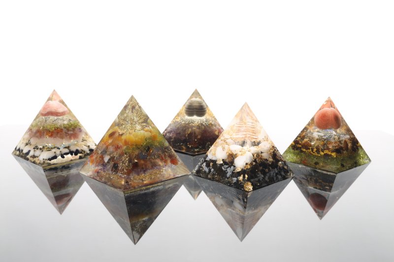 [50% off Lucky Bag] 6cm Big Ao Gang Lucky Bag Wishing Crystal-Natural Ore Pyramid Luckybag - ของวางตกแต่ง - คริสตัล หลากหลายสี