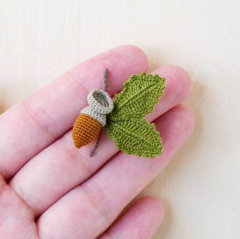 [Limited time offer] Acorn brooch with hat (made to order, nuts, lace) - เข็มกลัด - งานปัก สีนำ้ตาล