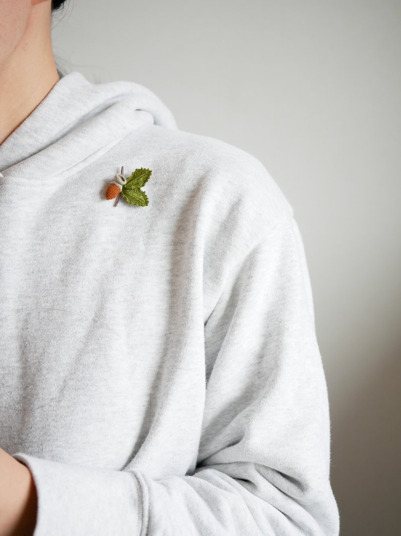 [Limited time offer] Acorn brooch with hat (made to order, nuts, lace) - Brooches - Thread Brown