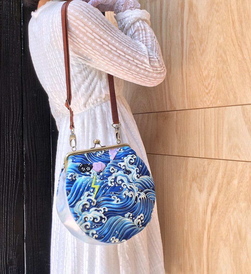 Shoulder bag crossbody bag Framebag Round shape The Great Wave of Kanagawa - กระเป๋าแมสเซนเจอร์ - ผ้าฝ้าย/ผ้าลินิน สีน้ำเงิน