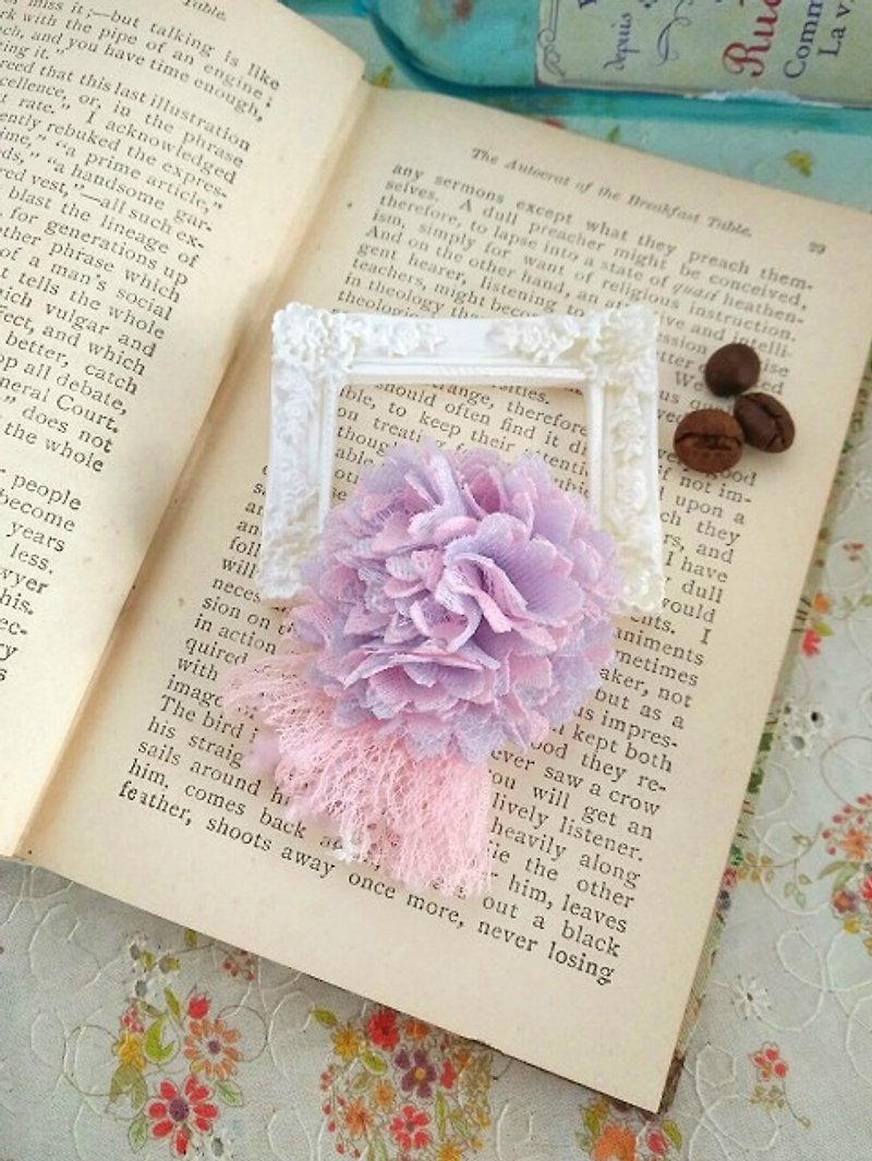 Garohands Double Chiffon Yarn Ball Lace Fringed Hand Pin*Pink F050 Gift Wenqing Fresh Forest - Brooches - Silk Pink