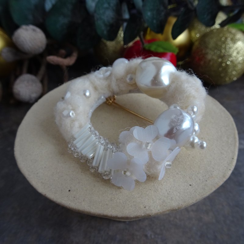 Christmas wreath brooch with overflowing beads and wool embroidery - เข็มกลัด - งานปัก สีส้ม