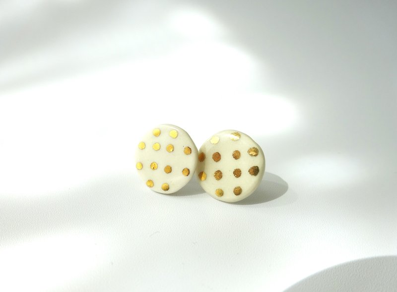 Gold dot round pierce・earring white - Earrings & Clip-ons - Pottery White