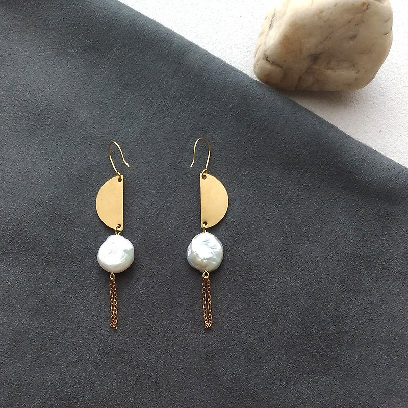 Pair of Hope - Brass Natural Pearl Clip Style Earrings - ต่างหู - โลหะ ขาว