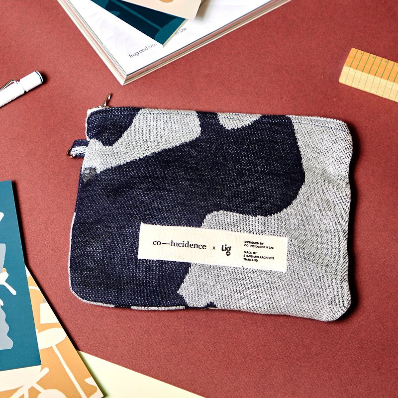 HIDE & SEEK Navy flat knit zip pouch made with leftover threads (cotton100%) - Pencil Cases - Cotton & Hemp Blue