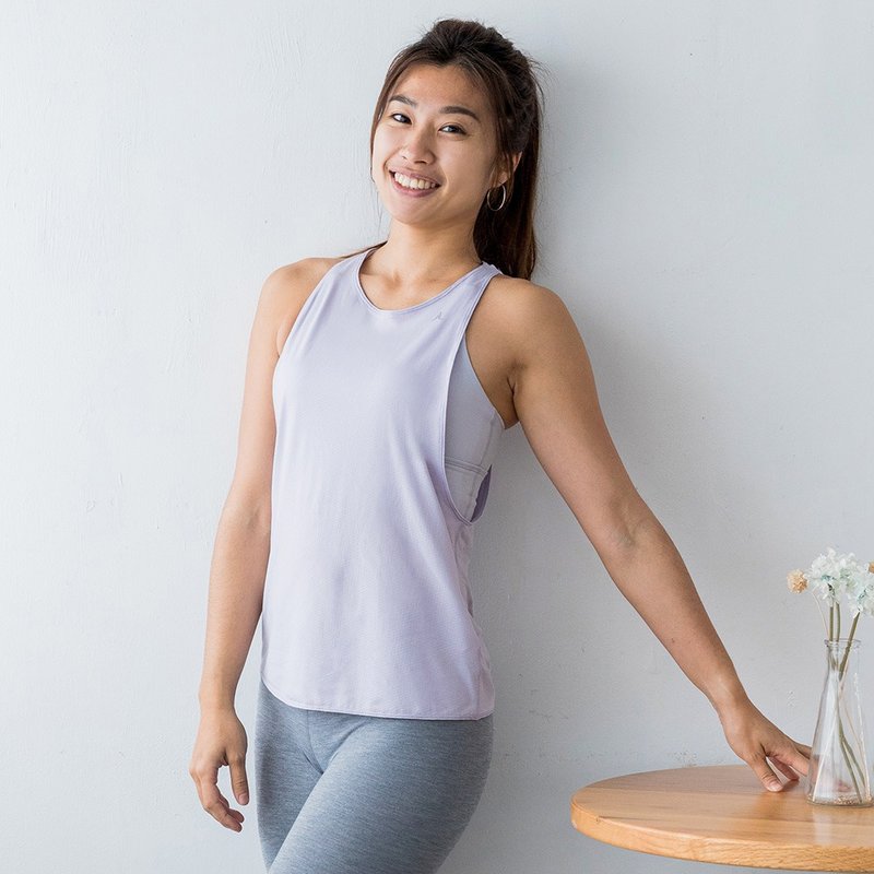 【NAMASTE】Aimee 後拉提造型運動罩衫 - 淡紫 - 女運動上衣/背心 - 尼龍 紫色