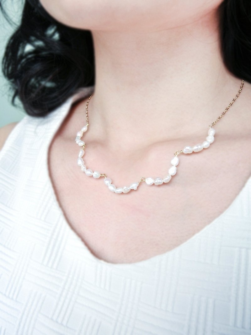 [Wavy Little Lace] Natural Freshwater Pearl Sterling Silver Necklace - Necklaces - Gemstone White
