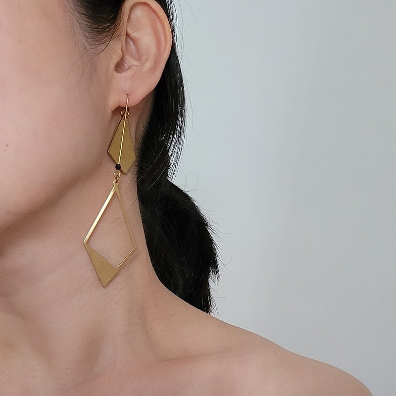 e132- Bronze tip black stone earrings - Earrings & Clip-ons - Copper & Brass Gold