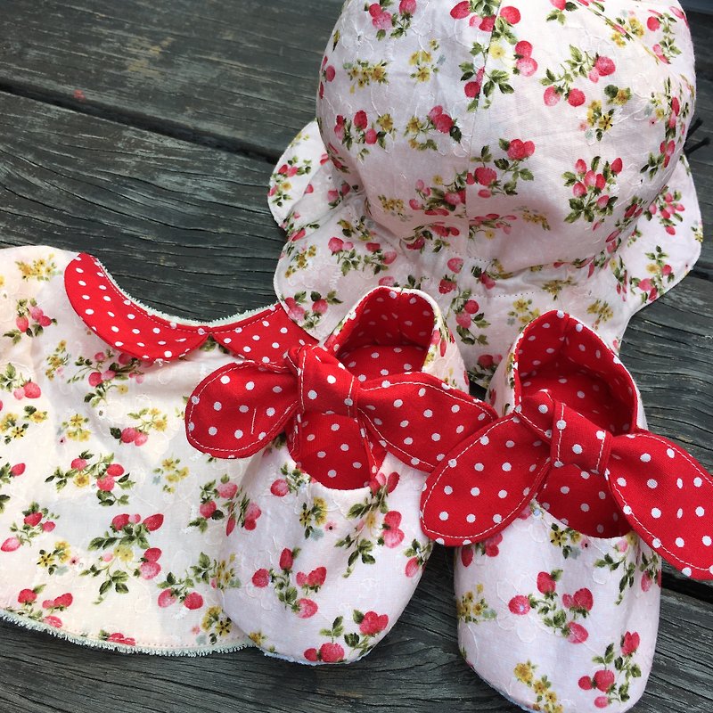 Small strawberry haime gift group - hat + baby shoes + bib - ของขวัญวันครบรอบ - ผ้าฝ้าย/ผ้าลินิน สีแดง