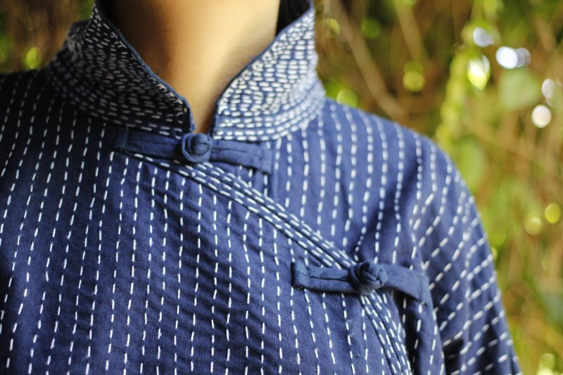 เสื้อคอจีนปักมือสีกรมท่า - เสื้อผู้หญิง - ผ้าฝ้าย/ผ้าลินิน สีน้ำเงิน