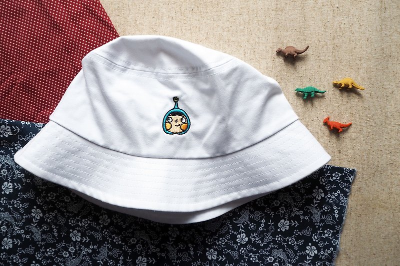 ホワイトブルーの子供用刺繍入り漁師の帽子 - 帽子 - コットン・麻 ホワイト