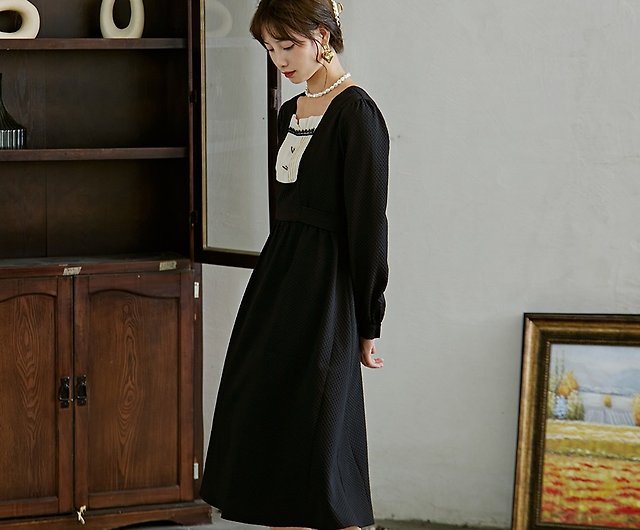 襟はウエストが細く見えるワンピース 黒い長袖ワンピース 秋冬の女性モデルです ショップ アンネチェンのオリジナルデザイナーブランド ワンピース Pinkoi