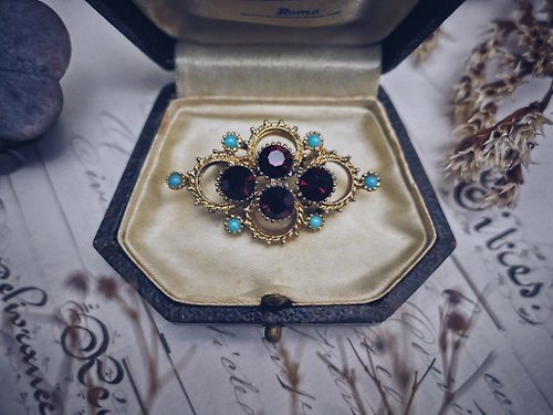 荏苒 - Vintage Jewelry 古董珠寶飾品 Sphinx 紅寶金圈鏤空復興格胸針—英國古董首飾 Vintage Jewelry