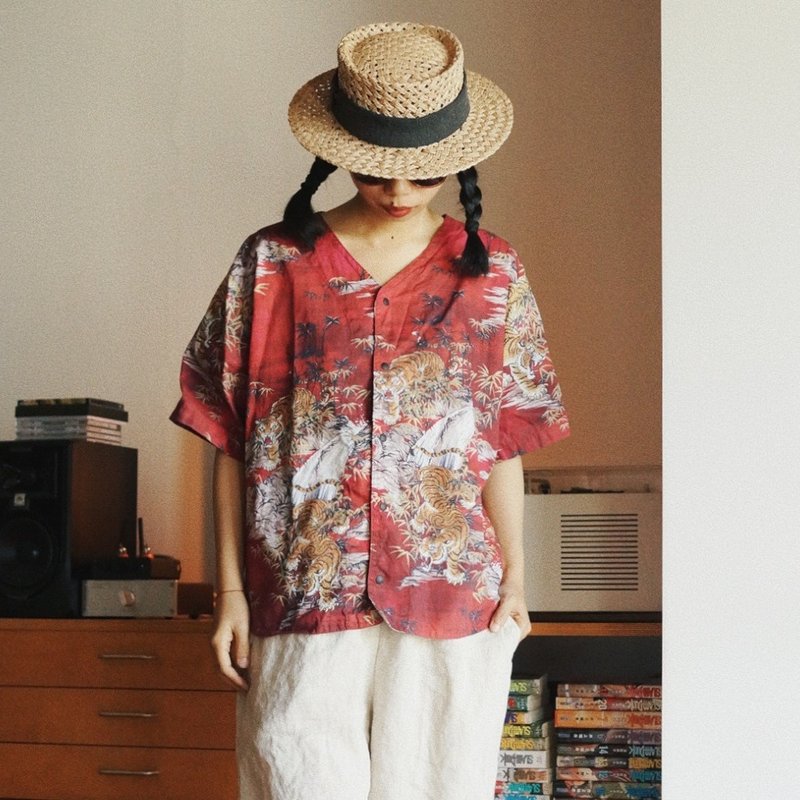 赤焰猛虎 棒球服款式 中性短袖襯衣 竹子印花純棉面料 - 女襯衫 - 棉．麻 紅色