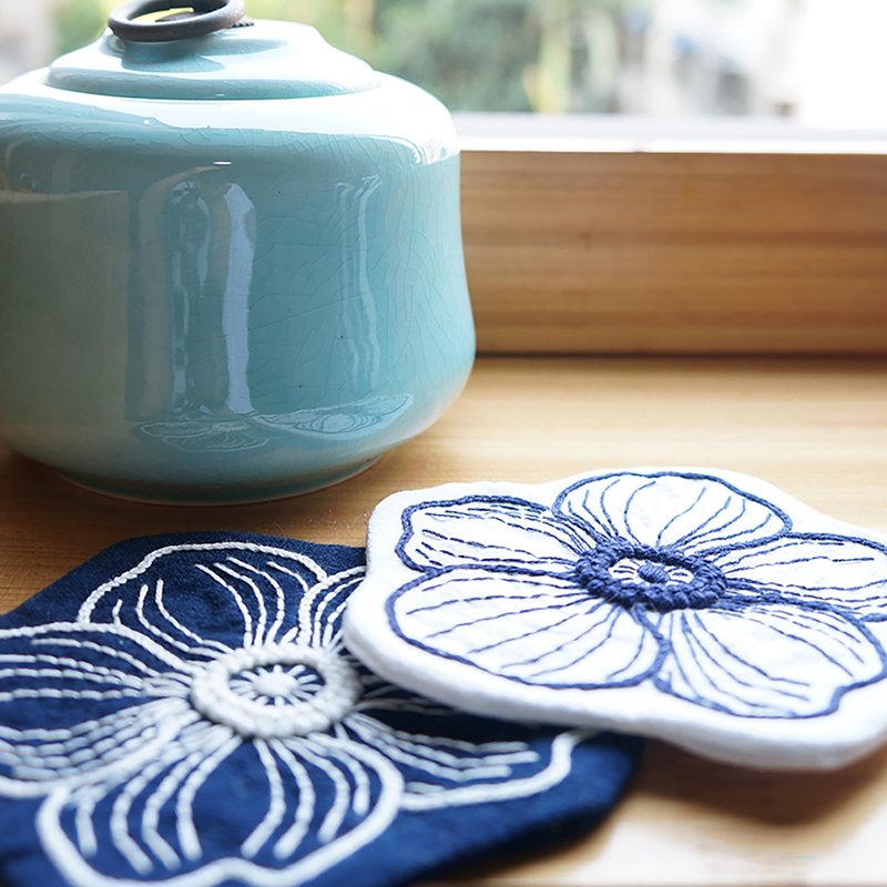 Flower Handmade Embroidery Cup Mat DIY Material Package Tea Cup Mat Gift - ที่รองแก้ว - ผ้าฝ้าย/ผ้าลินิน 