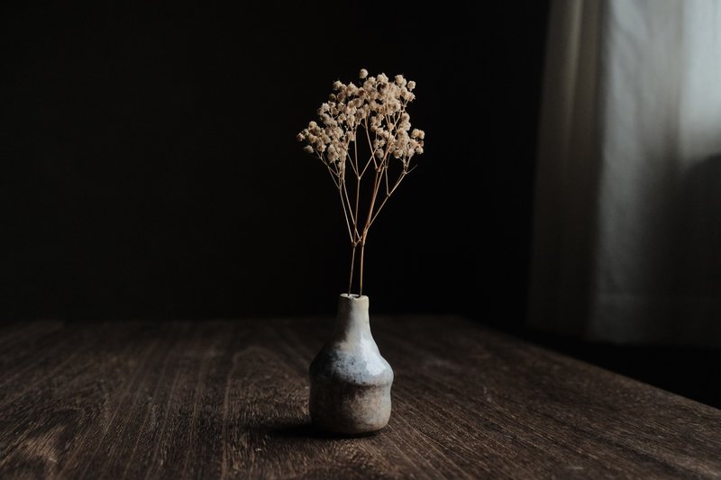 White layer・Kālá・Slender neck vase - Pottery & Ceramics - Pottery Khaki