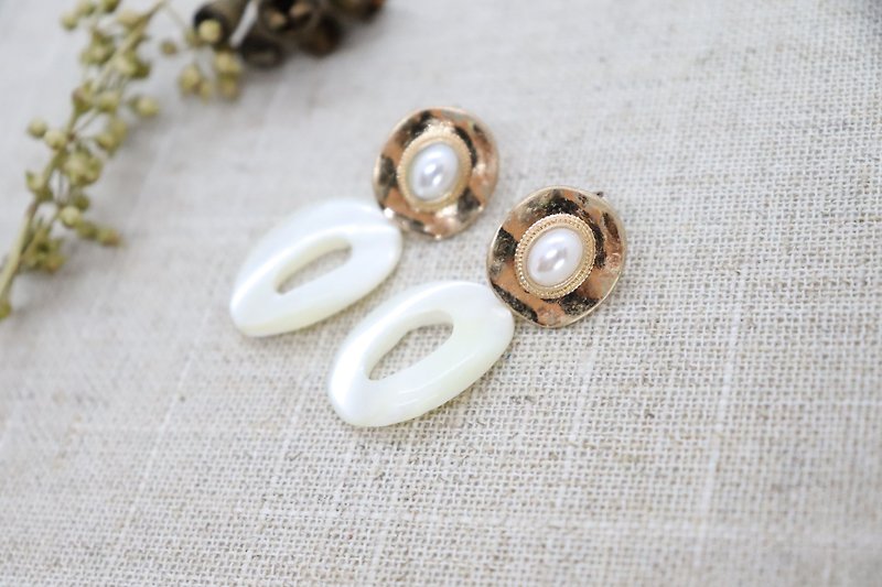 Oval Shaped Shell Pearl & Crushed Matte Gold Titanium Post Earrings - 耳環/耳夾 - 貝殼 