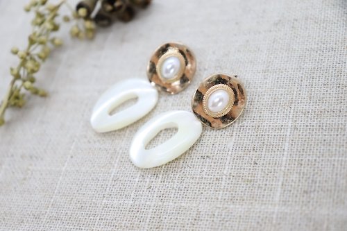 AnnaJewelleryStudio Oval Shaped Shell Pearl & Crushed Matte Gold Titanium Post Earrings