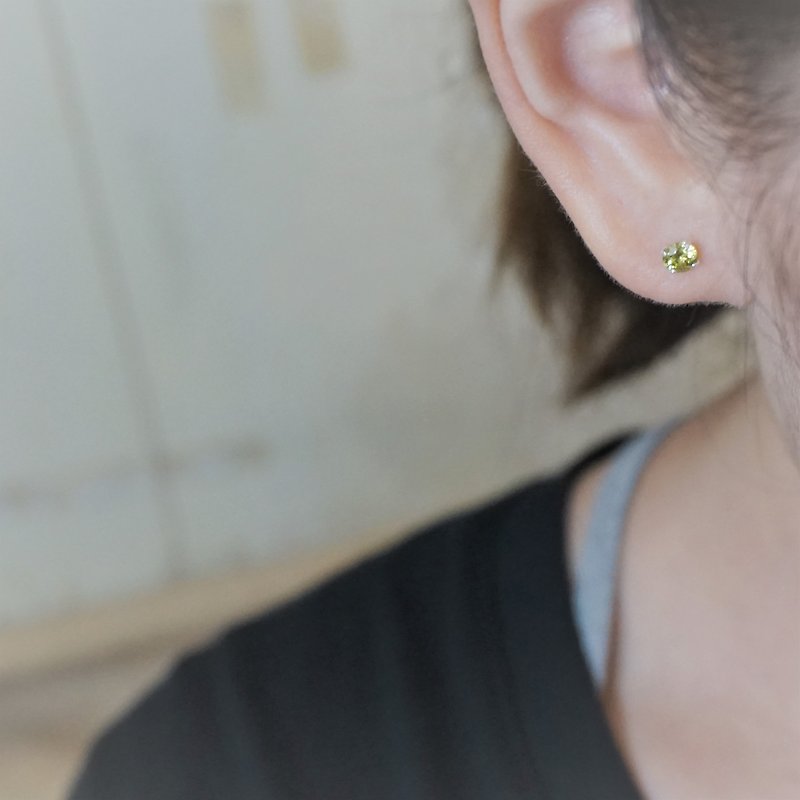 << modo彩鋯耳針 - 橄欖綠 >> 925純銀耳針 / 一對 (附925銀耳扣) - 耳環/耳夾 - 純銀 綠色