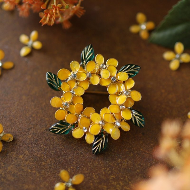 】Osmanthus wreath brooch Autumn flower lover - Brooches - Resin Orange