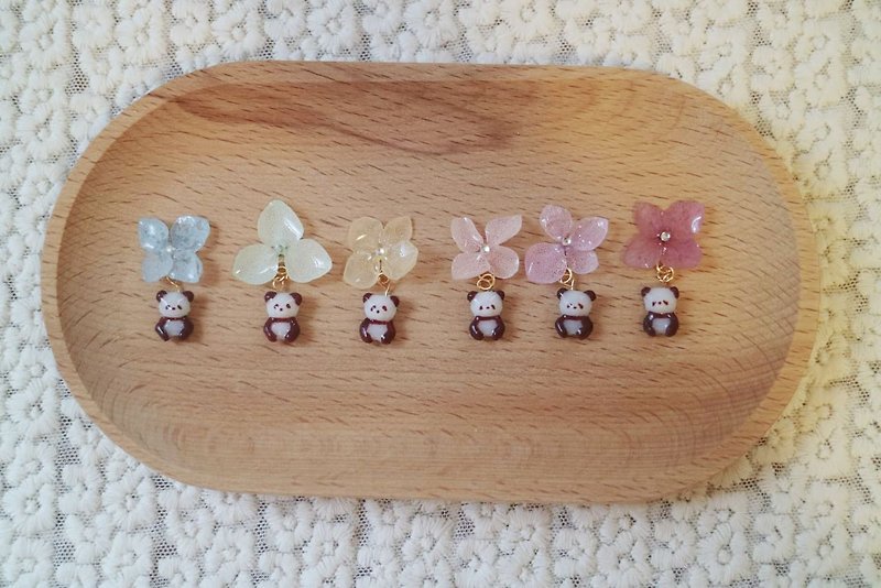 Hand Painted Baby Panda Immortal Hydrangea Earrings - Seven Colors to Choose from - ต่างหู - เรซิน หลากหลายสี