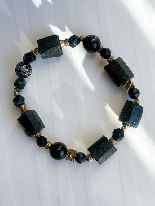 ORere.oC Accessories｜偶蕊原創飾驗室 【客製】原礦黑碧璽 l 金運石。黃銅手環。