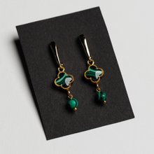 マラカイトグリーンのクローバースタッドピアス 手作りジュエリー 独特