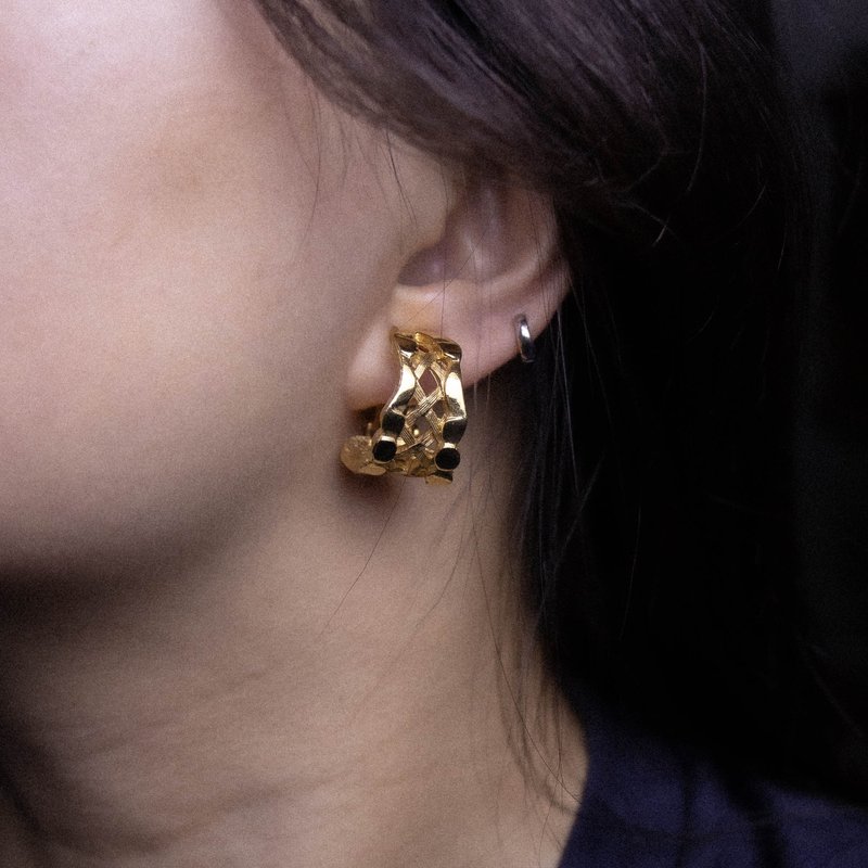 American antique thick gold woven flower frame C-shaped Clip-On clip-on earrings - ต่างหู - โลหะ สีทอง