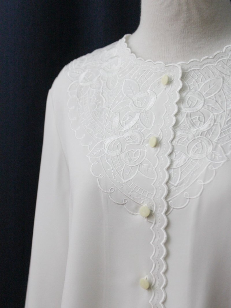 [RE0215T1761] forest department retro round neck embroidered roses white vintage blouse - เสื้อเชิ้ตผู้หญิง - เส้นใยสังเคราะห์ ขาว