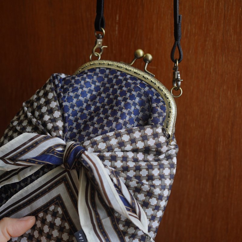 Antique blue and white square kiss lock bag small bag side backpack - กระเป๋าแมสเซนเจอร์ - ผ้าฝ้าย/ผ้าลินิน สีน้ำเงิน