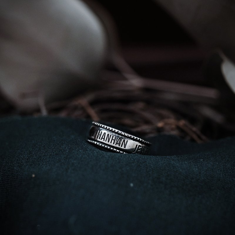 925純銀復古客製化刻字敲珠邊戒指 手工銀飾 - 戒指 - 純銀 銀色