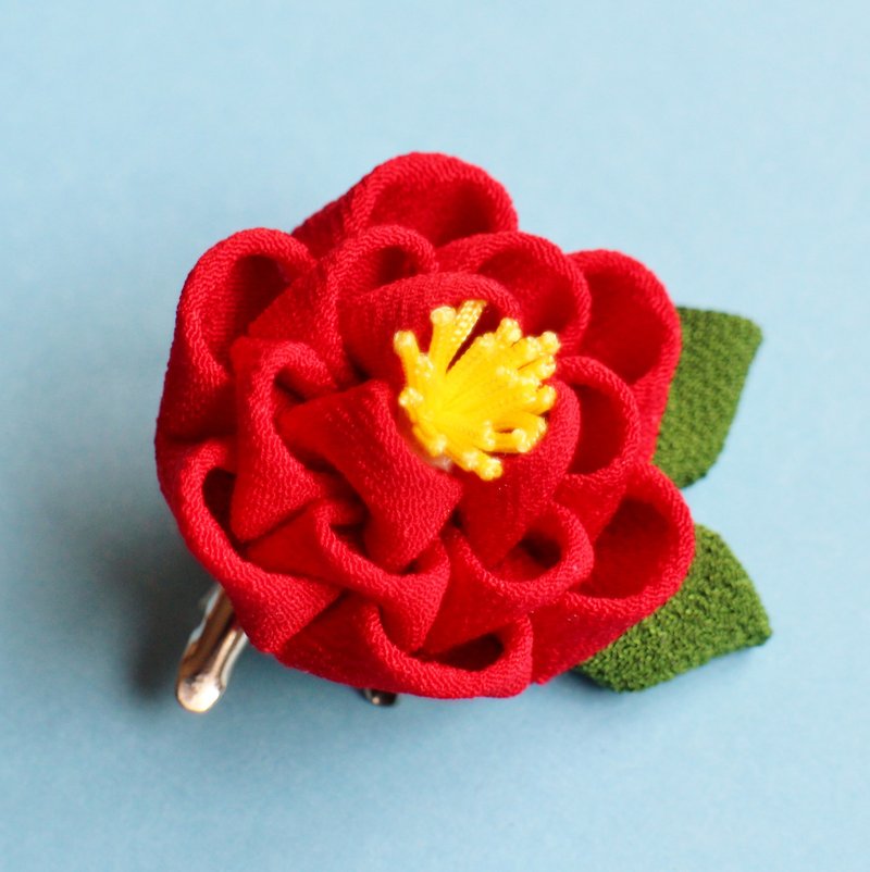 Camellia hair ornament with leaf Red - เครื่องประดับผม - ผ้าไหม สีแดง
