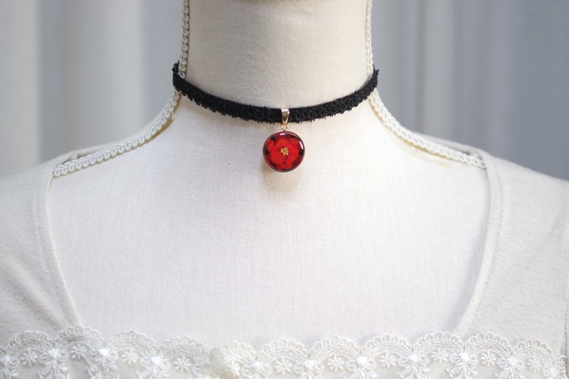 レジンアート　ラウンドモチーフとタティングレースとベルベットリボンのチョーカー・夜の椿 - ネックレス - レジン レッド