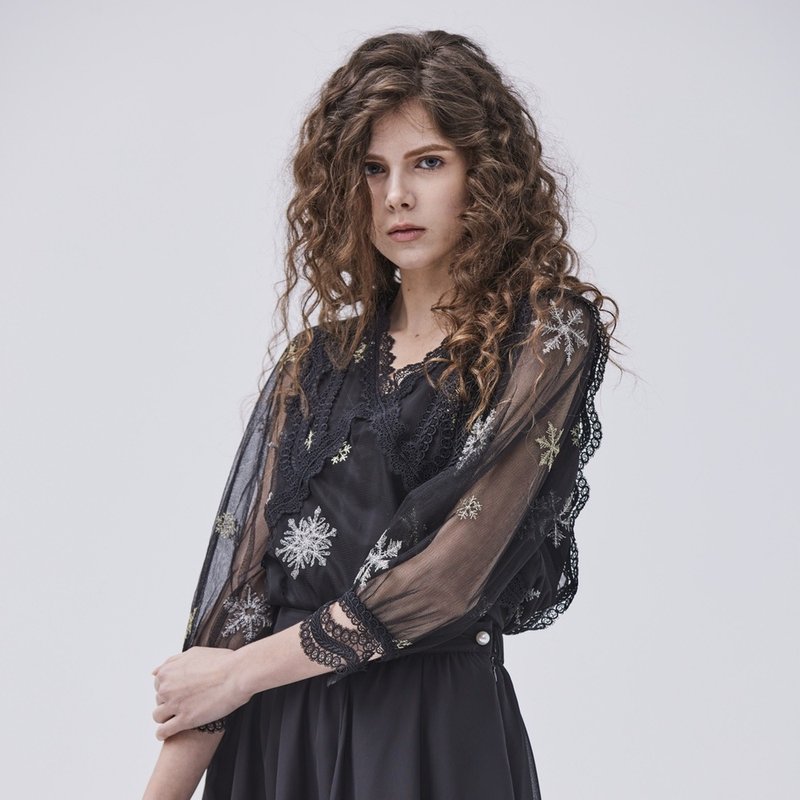 French chanson patchwork lace sparse embroidery top black - เสื้อผู้หญิง - เส้นใยสังเคราะห์ สีดำ