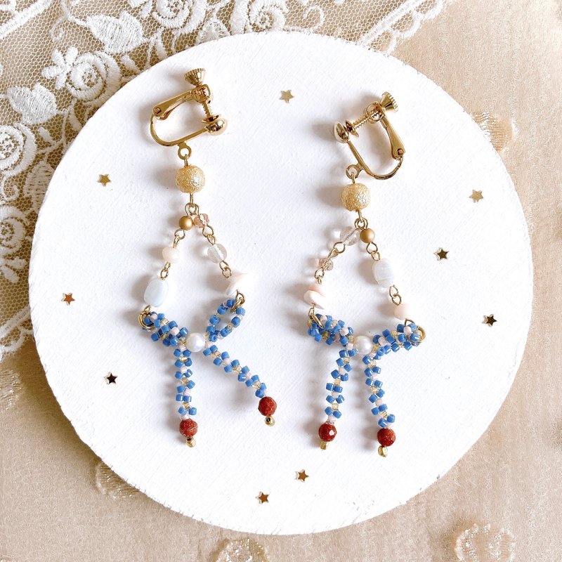 fickle ribbon earrings - ต่างหู - แก้ว สีน้ำเงิน