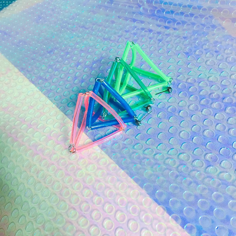 螢光立體三角耳環 - 耳環/耳夾 - 塑膠 多色