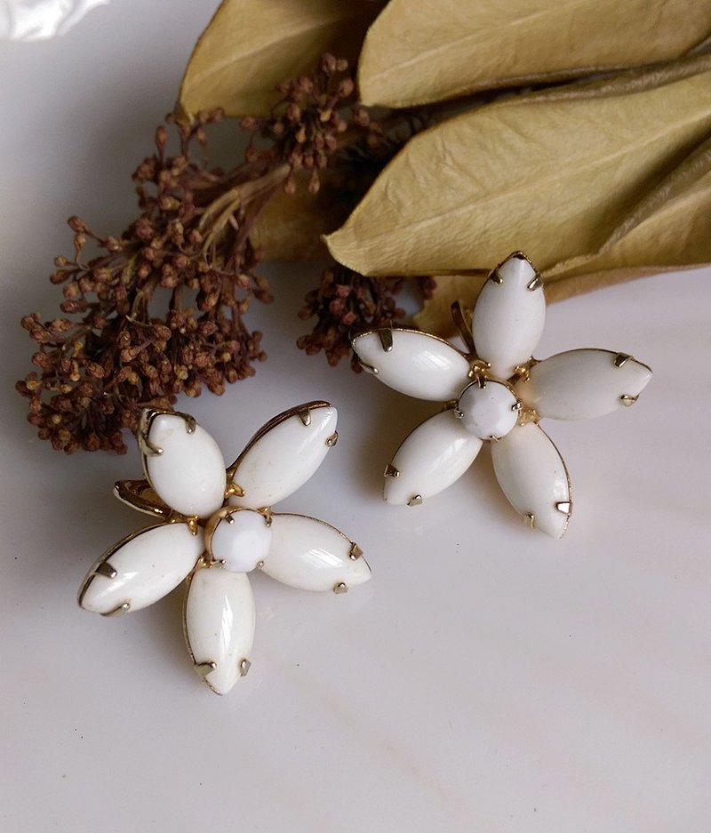 【西洋古董飾品/年代老件】Napier 牛奶玻璃花夾式耳環 - 耳環/耳夾/耳骨夾 - 其他金屬 白色