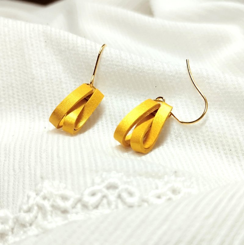 衍紙 捲紙 紙工藝 紙珠寶 手作飾品--纏繞/金色 paper earring - 耳環/耳夾/耳骨夾 - 紙 金色